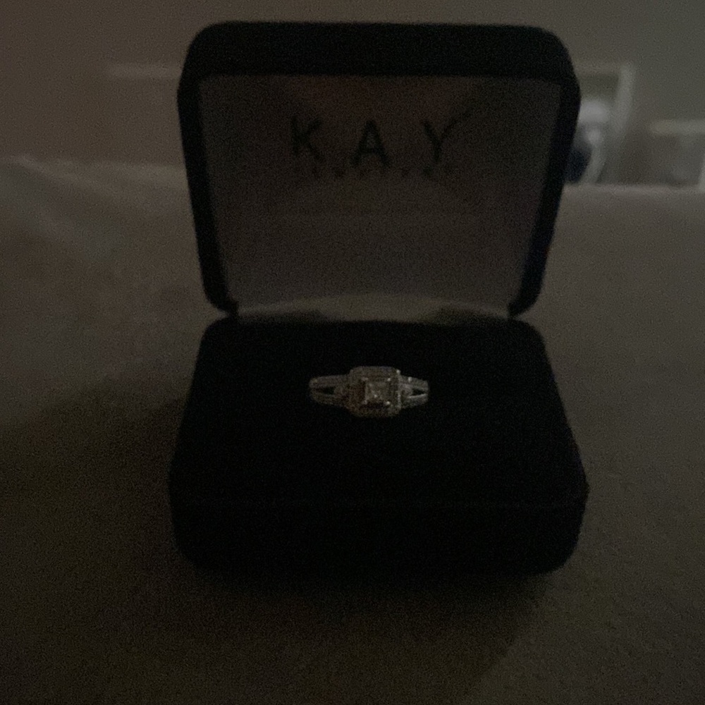 10k White Gold Diamond Engagement Ring - Picture 5 of 12
